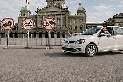 Kolumnist Pentti Aellig spekuliert darüber, ob uns grüne Politiker künftig das Autofahren verhindern, wenn wir Fleisch essen oder wir ohne Klimaanlage unterwegs sein müssen. Bild: mit KI generierte Karikatur.