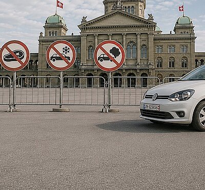 Kolumnist Pentti Aellig spekuliert darüber, ob uns grüne Politiker künftig das Autofahren verhindern, wenn wir Fleisch essen oder wir ohne Klimaanlage unterwegs sein müssen. Bild: mit KI generierte Karikatur.