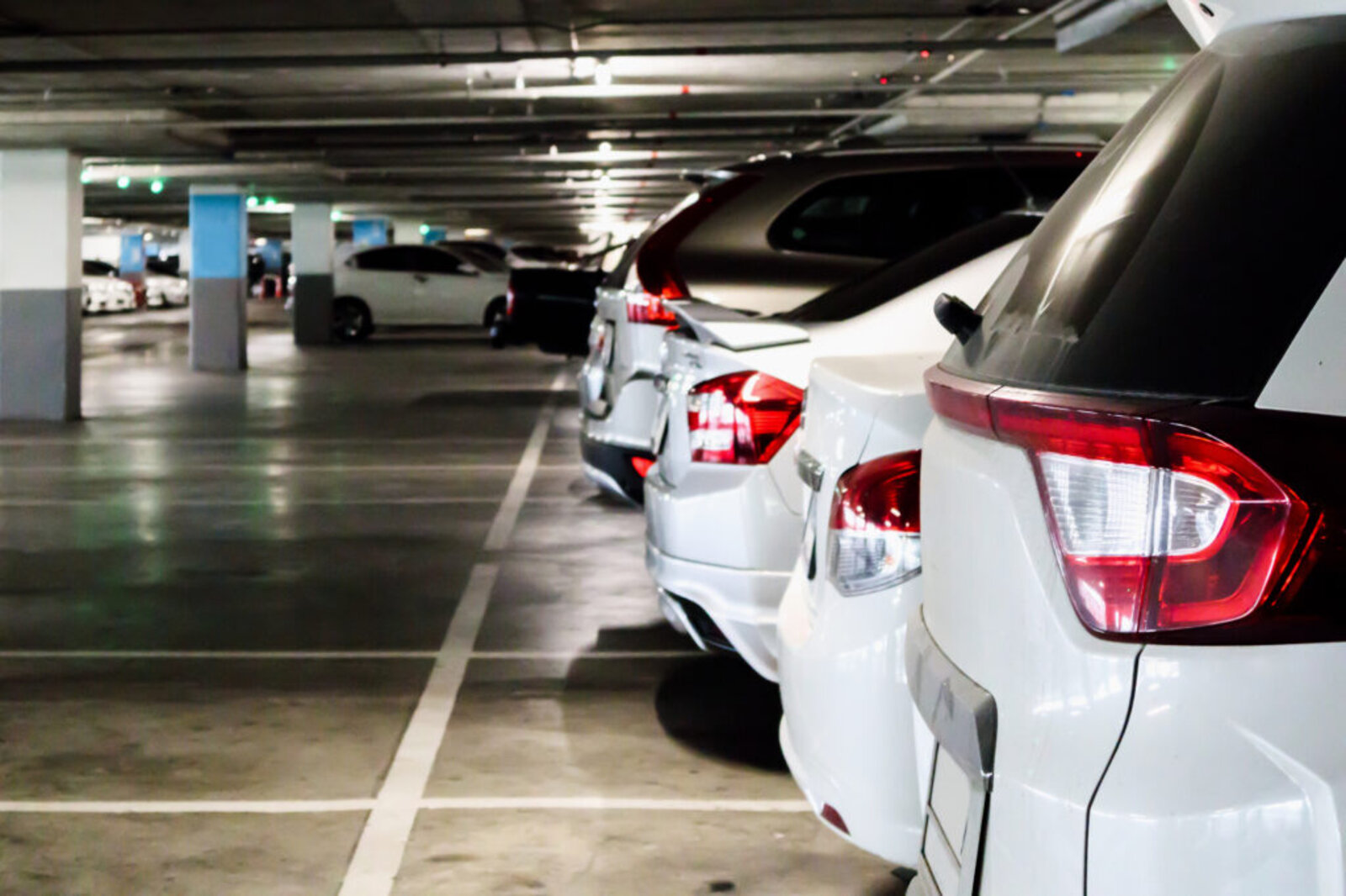Geparkte Autos in einem Parkhaus