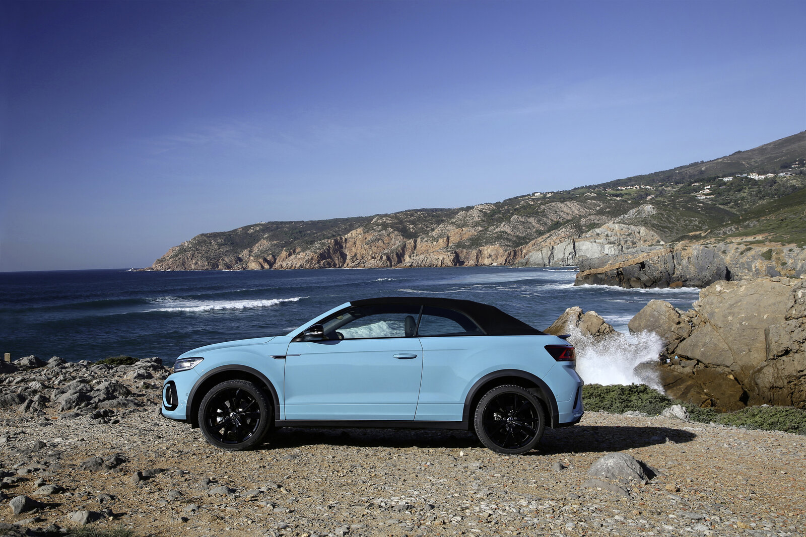 Cabrio T-Roc von der Seite mit geschlossenem Verdeck
