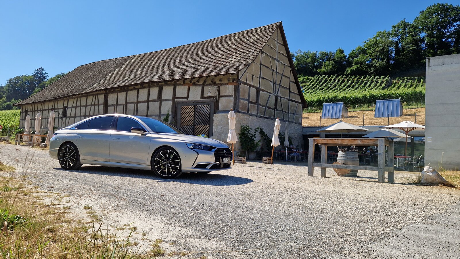 Der DS 9 E-Tense 360 steht vor der Bergtrotte Osterfingen.