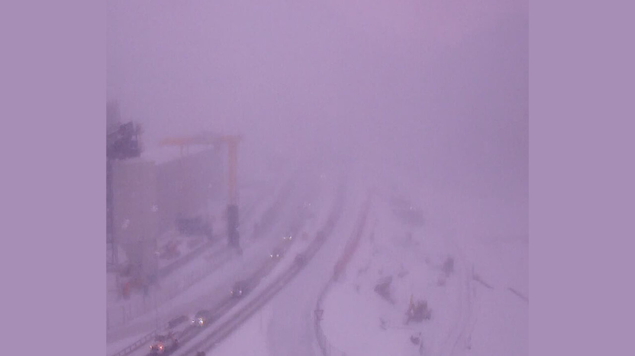 Die Fahrbahn vor dem Gotthard-Südportal ist weiss bedeckt. Bild: afbn.ch