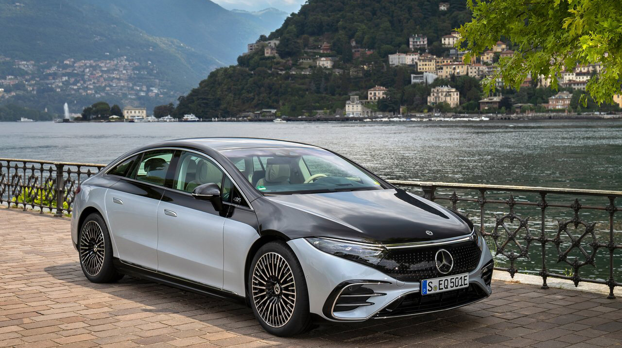 Mercedes EQS an einem See