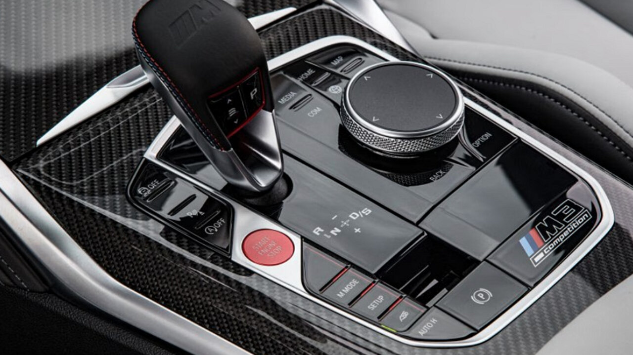 Im BMW M3 kann die Dynamische Stabilitätskontrolle DSC deaktiviert werden. Über eine Taste neben dem Gangwahlhebel gelangt man ins Setup-Menü, wo sich auch der Regler für die Traktionskontrolle befindet. Bild: BMW