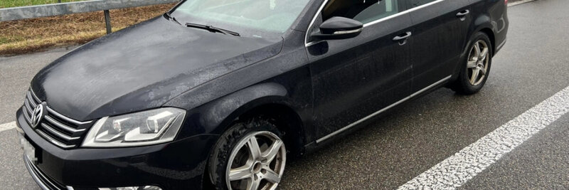 Das Auto fuhr vorne links nur noch auf der Felge. Bild: Kantonspolizei St. Gallen