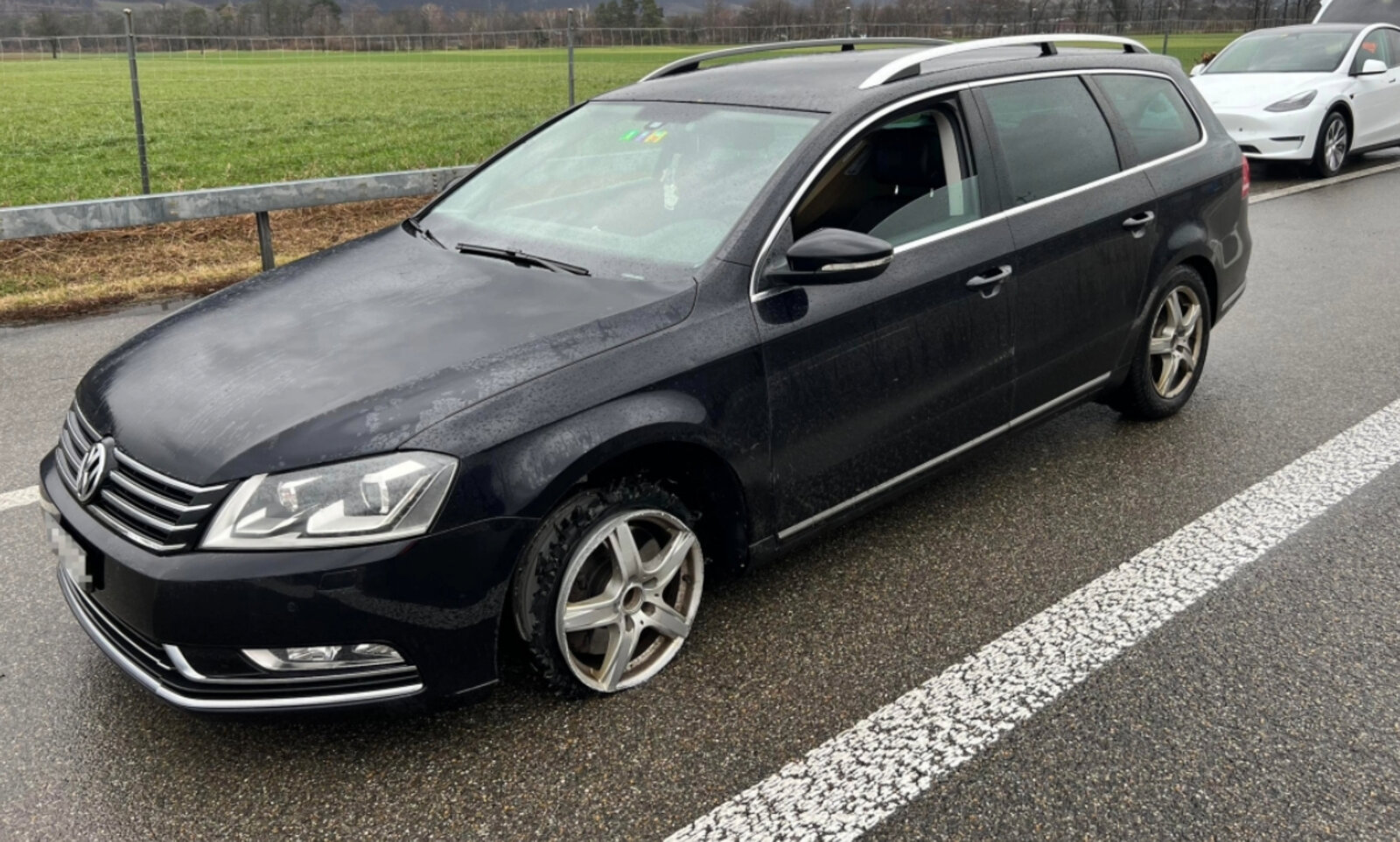Das Auto fuhr vorne links nur noch auf der Felge. Bild: Kantonspolizei St. Gallen