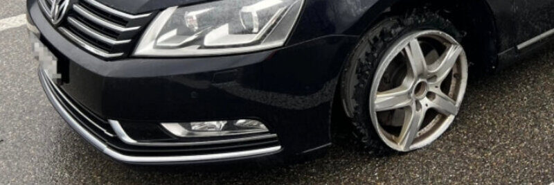 Das Auto fuhr vorne links nur noch auf der Felge. Bild: Kantonspolizei St. Gallen