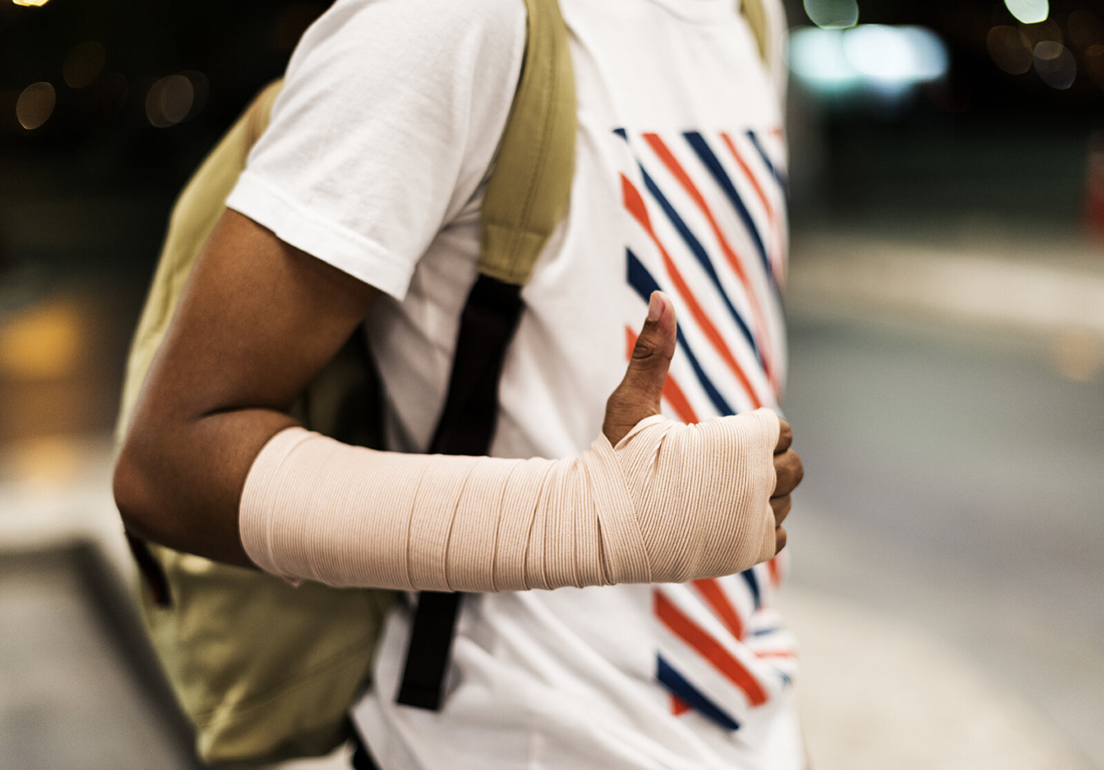 Mann mit Armgips