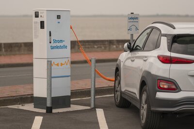 Symbolbild eines Elektroautos an einer Ladestation