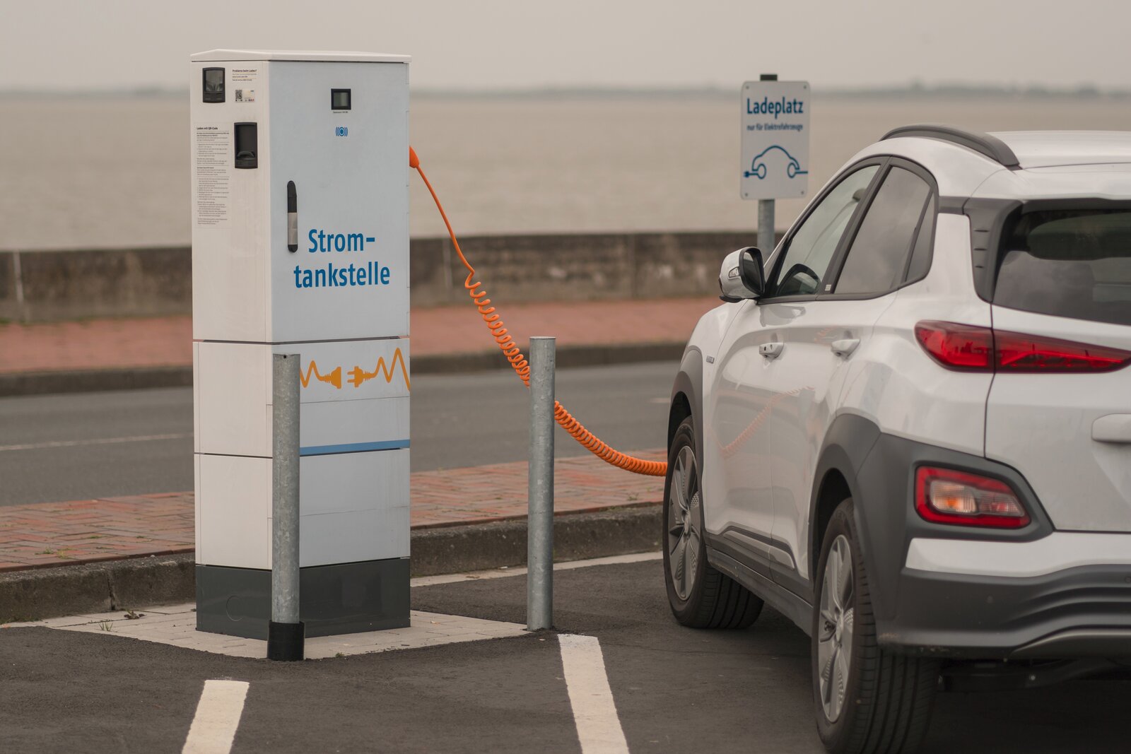 Symbolbild eines Elektroautos an einer Ladestation