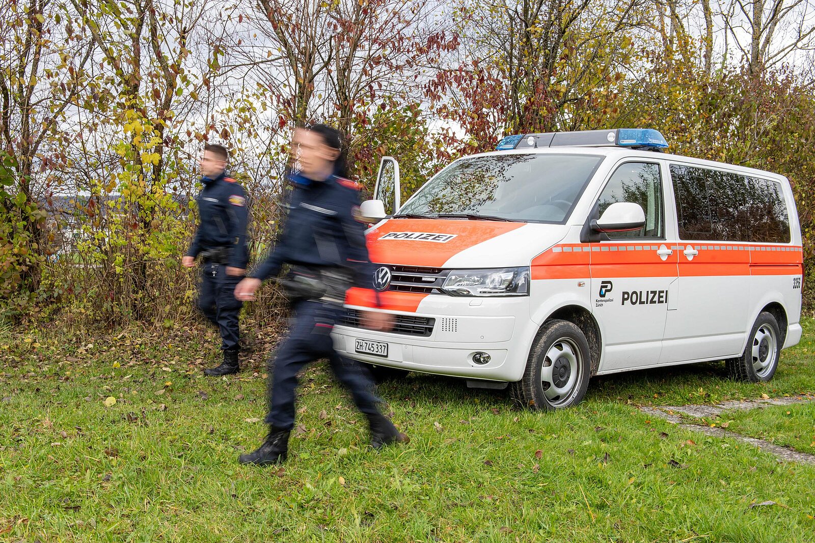 Polizeiauto am Waldrand.