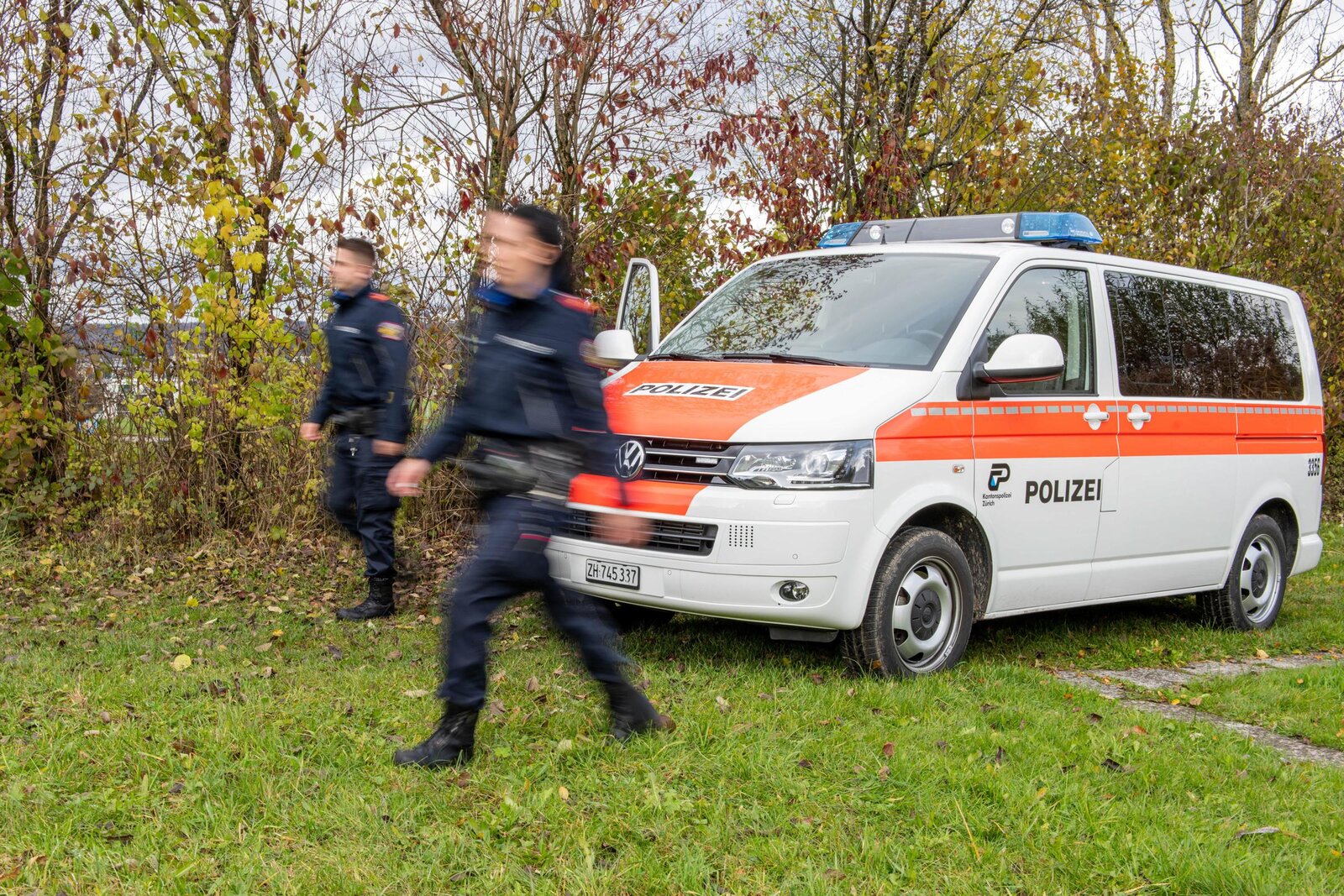 Polizeiauto am Waldrand.