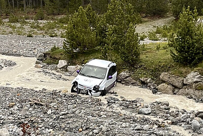 Auto im Bachbett Teaser Bild