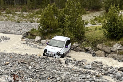Auto im Bachbett Teaser Bild