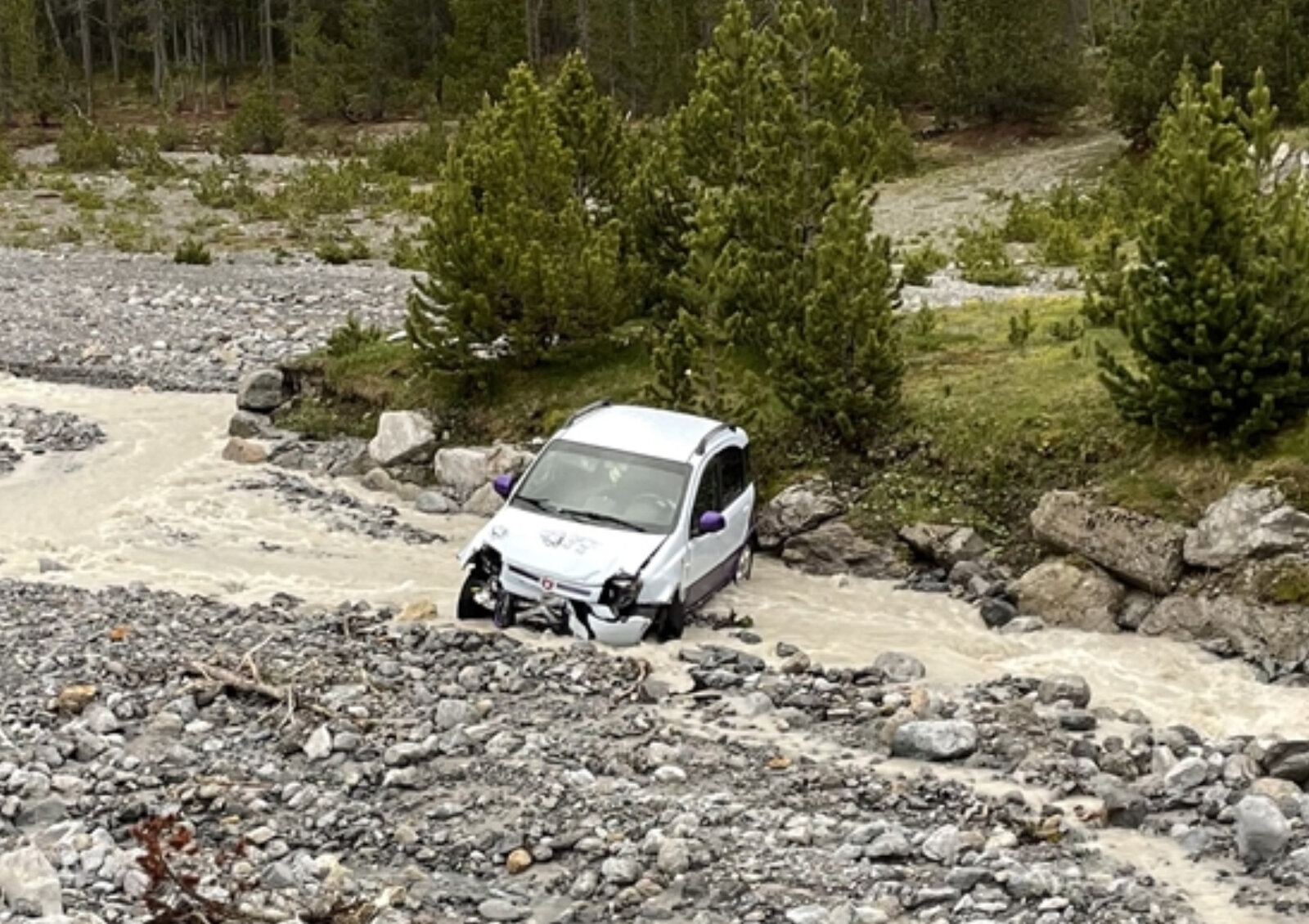 Auto im Bachbett Teaser Bild