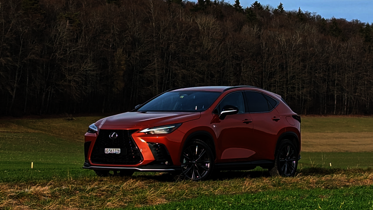 Lexus NX 450h+ von vorne