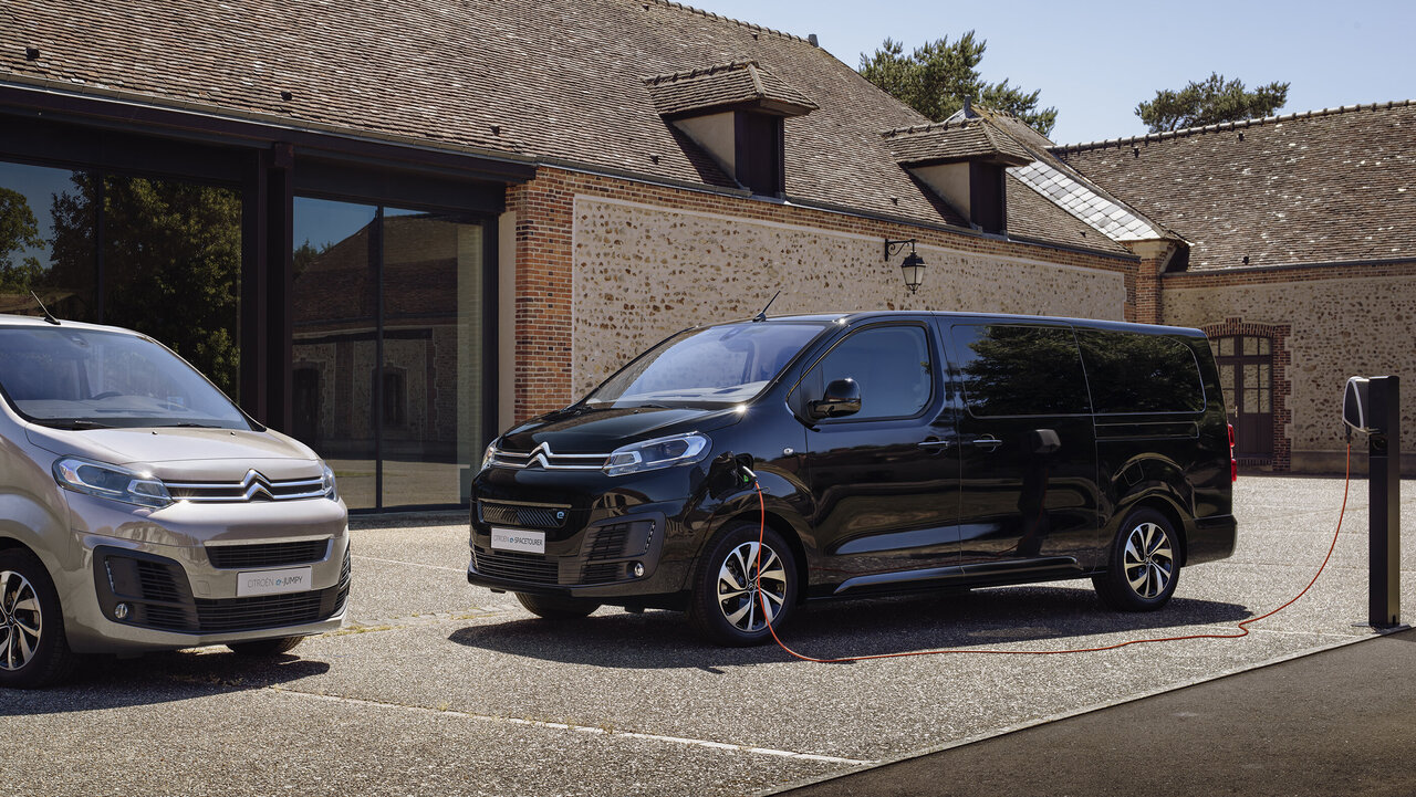 Zwei Citroën e-Spacetourer von vorne
