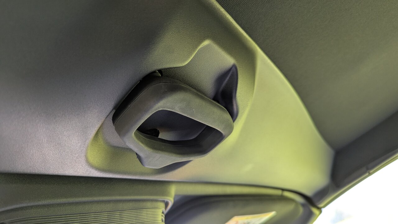 Handgriff zum Entriegeln des Verdecks im Ford Mustang