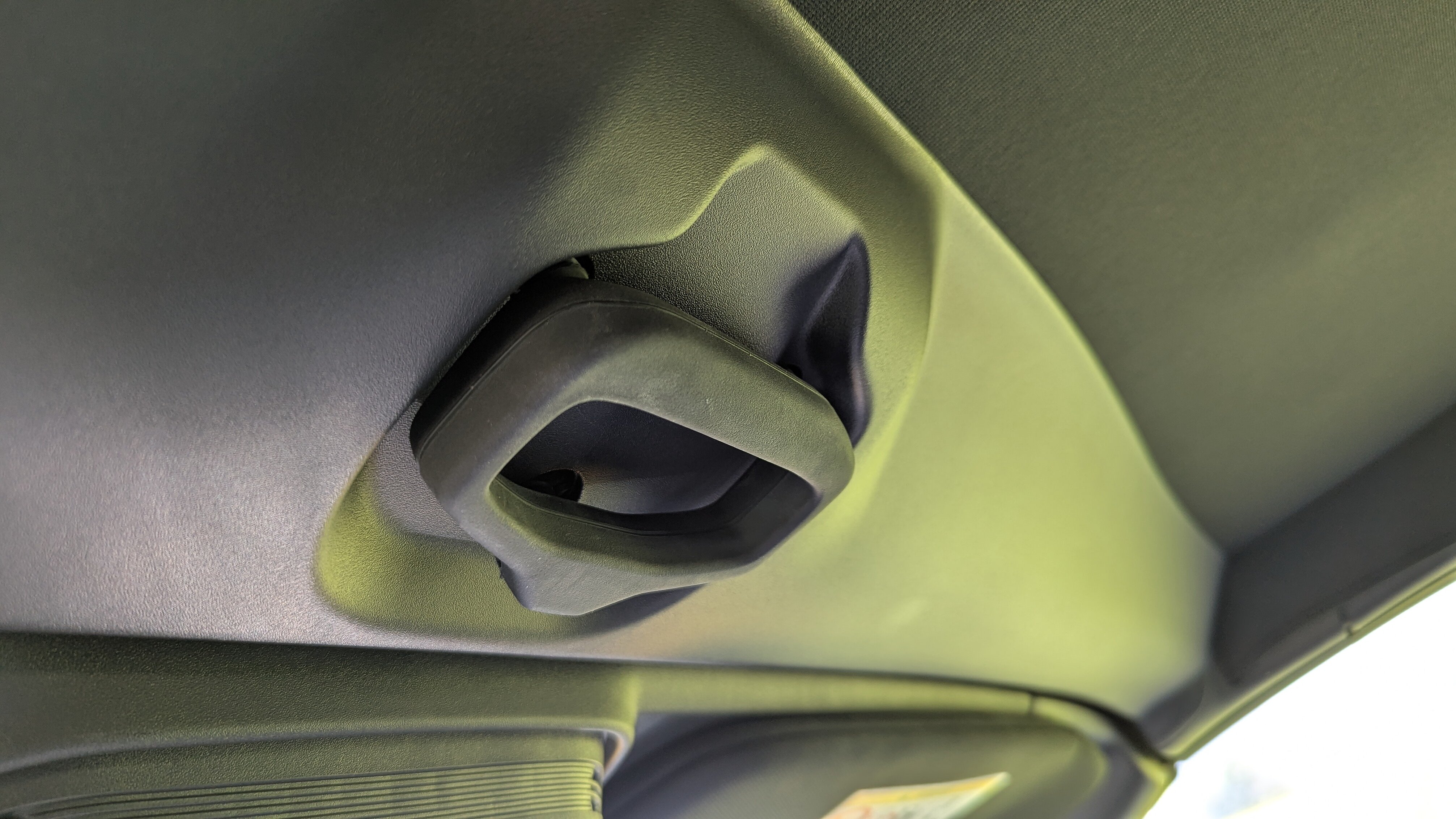 Handgriff zum Entriegeln des Verdecks im Ford Mustang