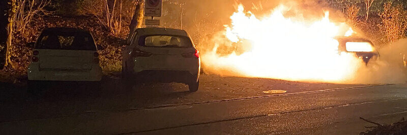 ein Auto in Vollbrand