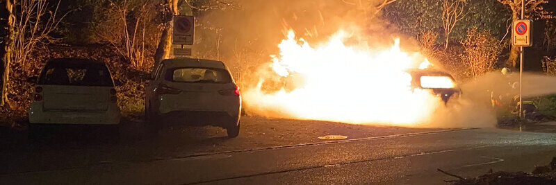 ein Auto in Vollbrand