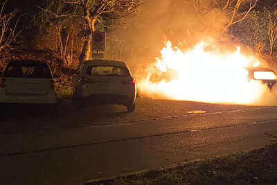 ein Auto in Vollbrand
