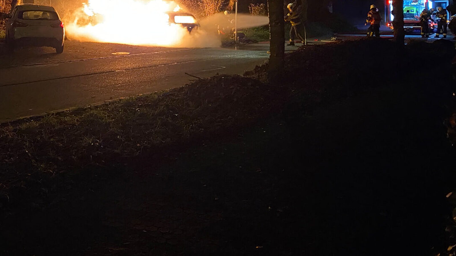 ein Auto in Vollbrand