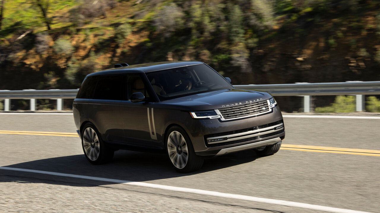 Ranger Rover Langversion von vorne in Fahrt