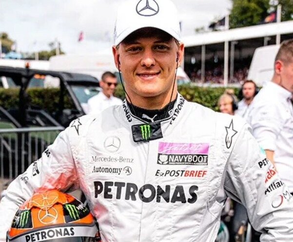 Seit 2022 hat Mick Schumacher keinen Sitz in der Formel 1. Bis Ende 2024 war er noch Ersatzfahrer für das Mercedes-AMG PETRONAS F1 Team. Sein Onkel Ralf Schumacher ist davon überzeugt, dass Mick zurück in die Königsklass gehört. Bild: Mercedes-AMG Petronas, Twitter