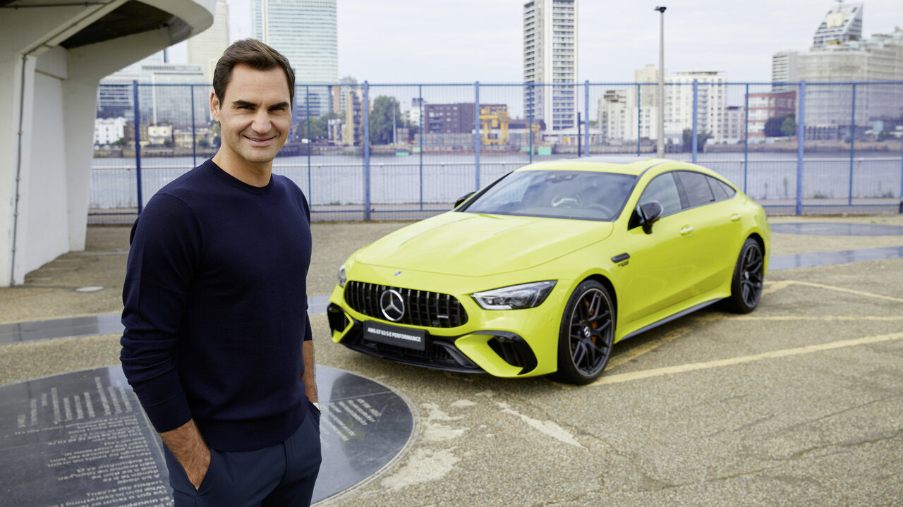 Roger Federer vor einem gelben Mercedes-Benz