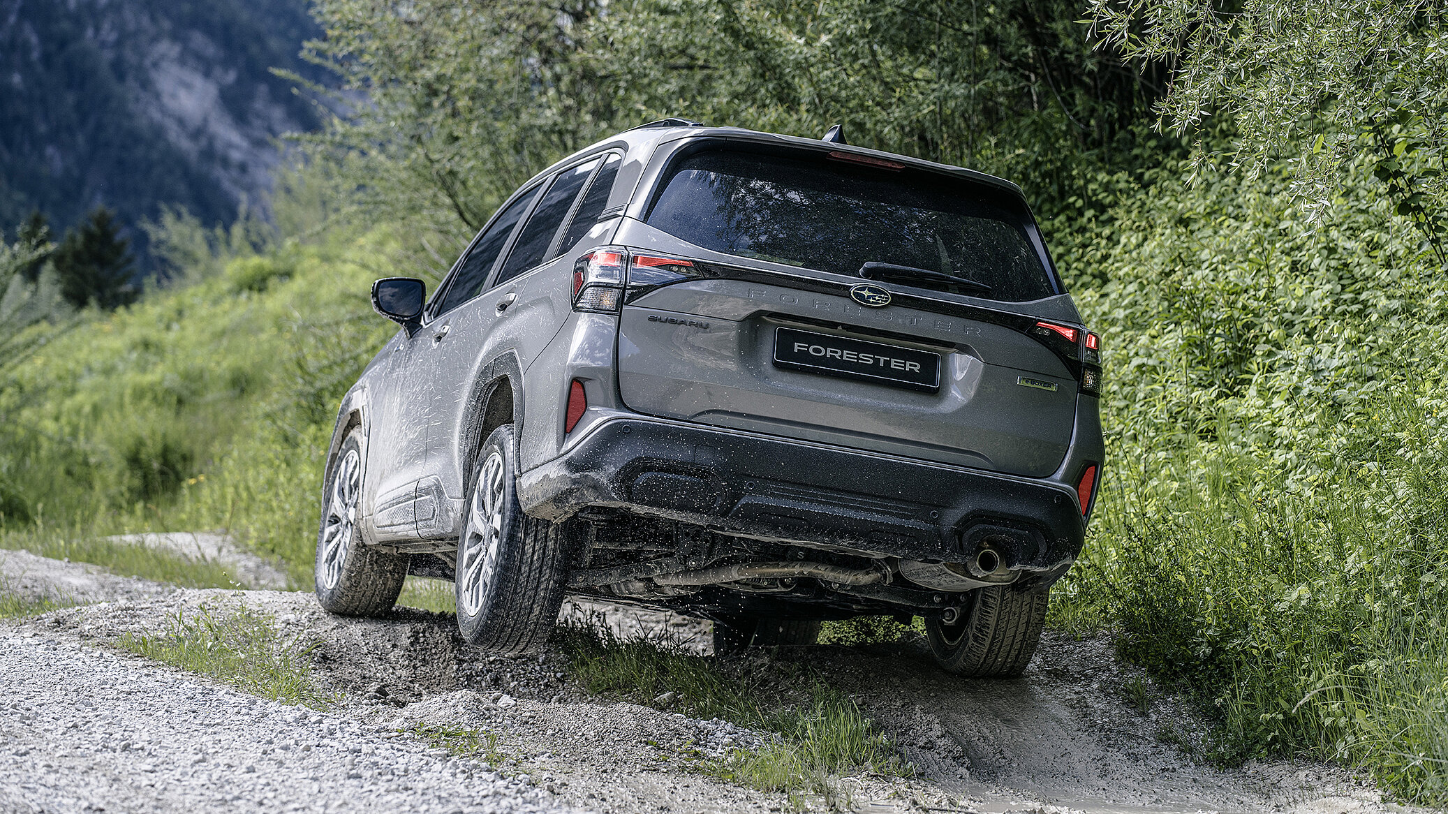 Subaru Forester mit einem Rad in der Luft