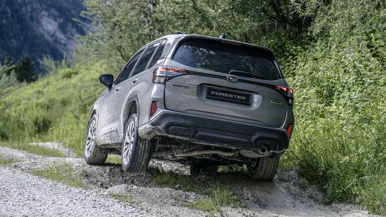 Subaru Forester mit einem Rad in der Luft