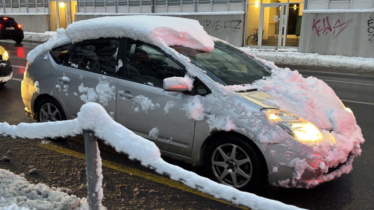 Schneebedecktes Auto auf der Strasse