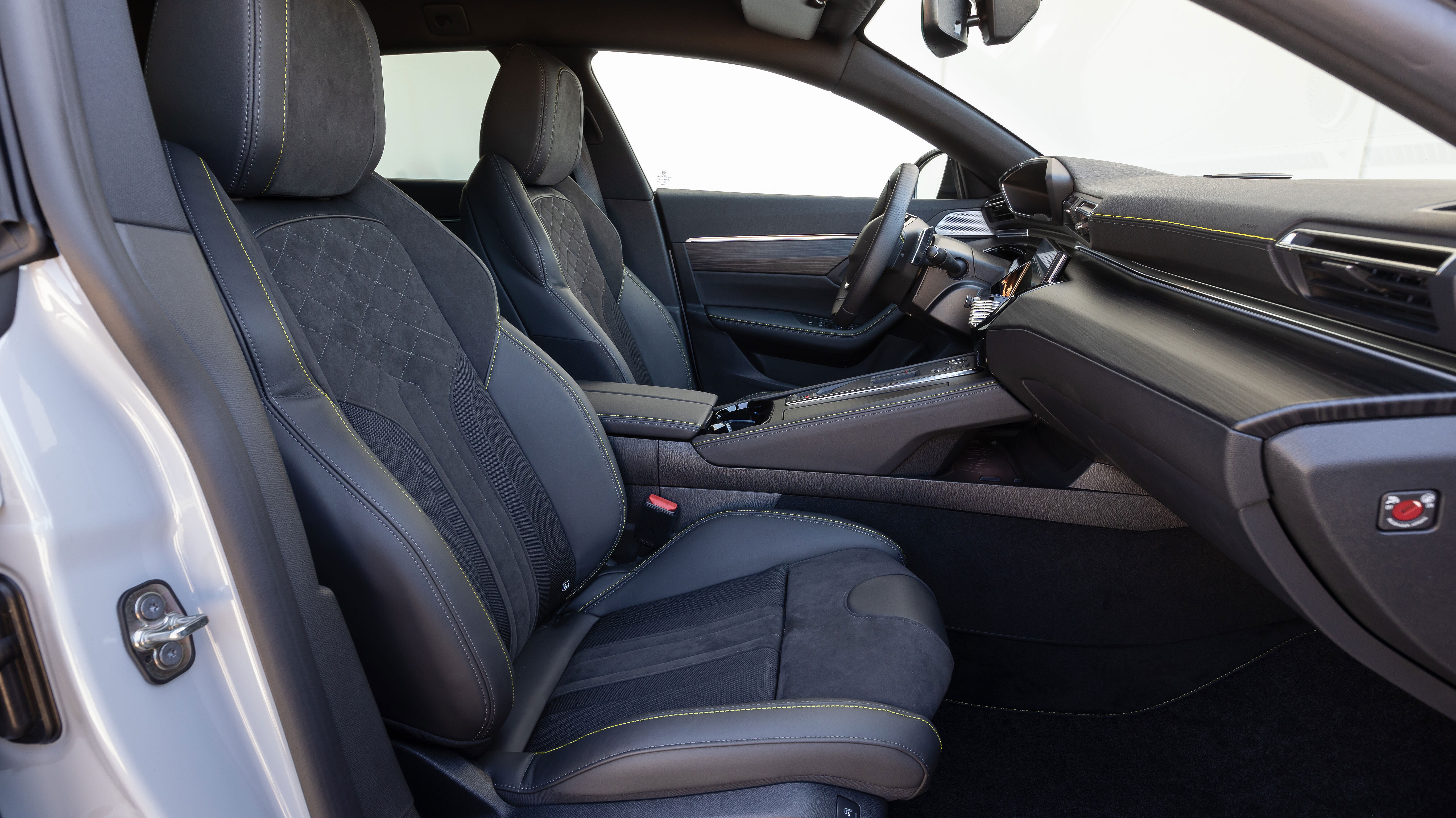 Vordersitze im Peugeot 508 SW PSE