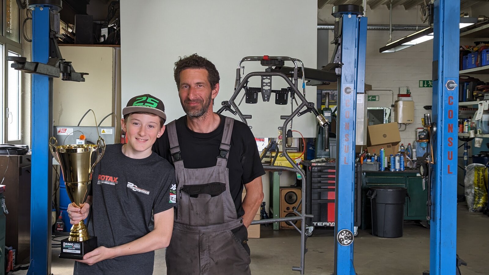 Florin und Fabian Eggenberger in der väterlichen Garage
