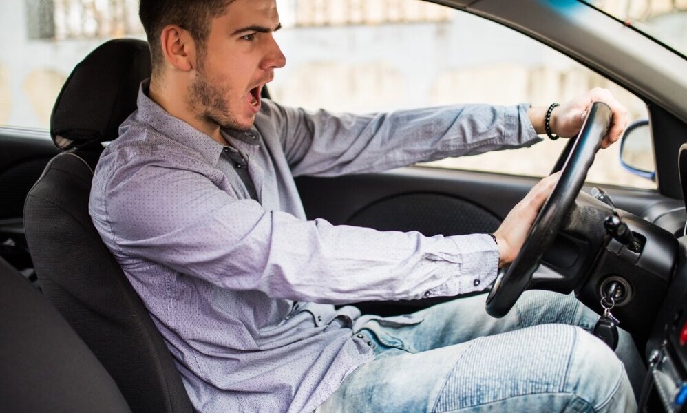Verärgert im Verkehr? Der Griff zur Hupe als Frust-Ventil ist in der Regeln nicht weit. Bild: Freepik