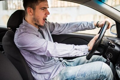 Verärgert im Verkehr? Der Griff zur Hupe als Frust-Ventil ist in der Regeln nicht weit. Bild: Freepik