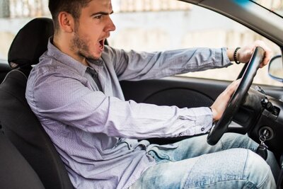 Verärgert im Verkehr? Der Griff zur Hupe als Frust-Ventil ist in der Regeln nicht weit. Bild: Freepik