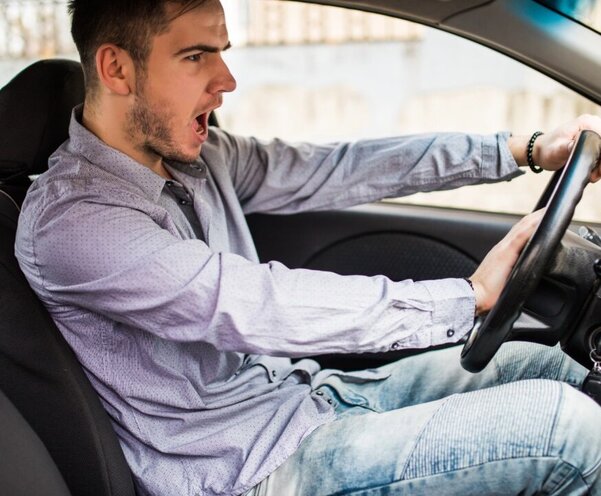 Verärgert im Verkehr? Der Griff zur Hupe als Frust-Ventil ist in der Regeln nicht weit. Bild: Freepik