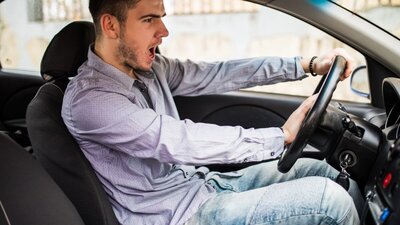 Verärgert im Verkehr? Der Griff zur Hupe als Frust-Ventil ist in der Regeln nicht weit. Bild: Freepik