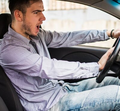 Verärgert im Verkehr? Der Griff zur Hupe als Frust-Ventil ist in der Regeln nicht weit. Bild: Freepik