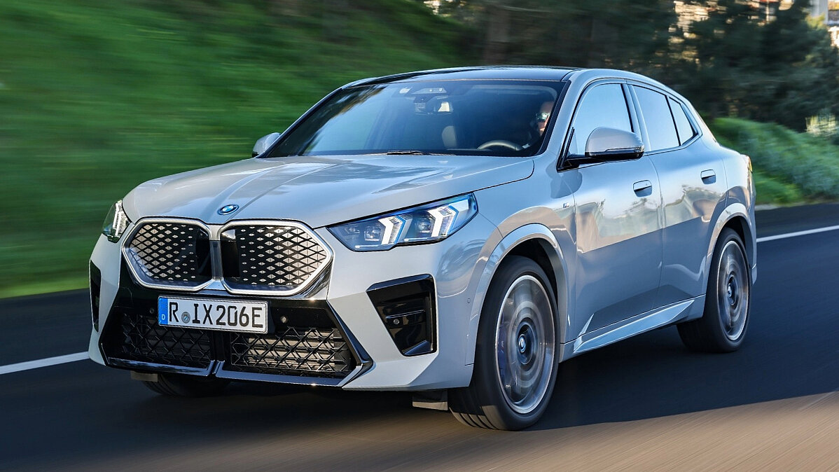 Ein BWM X2 auf einer Landstrasse