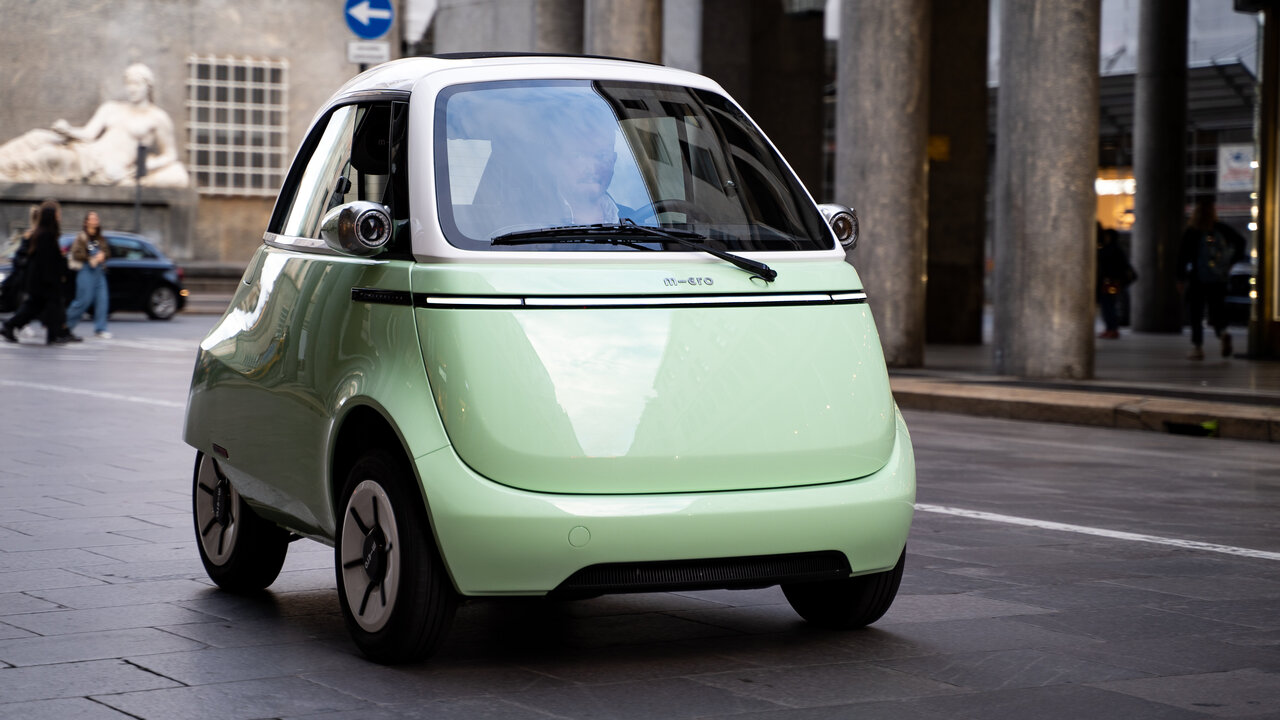 Der Microlino von vorne in der Stadt