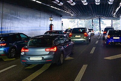 stehende Autos am Ende des Milchbucktunnels