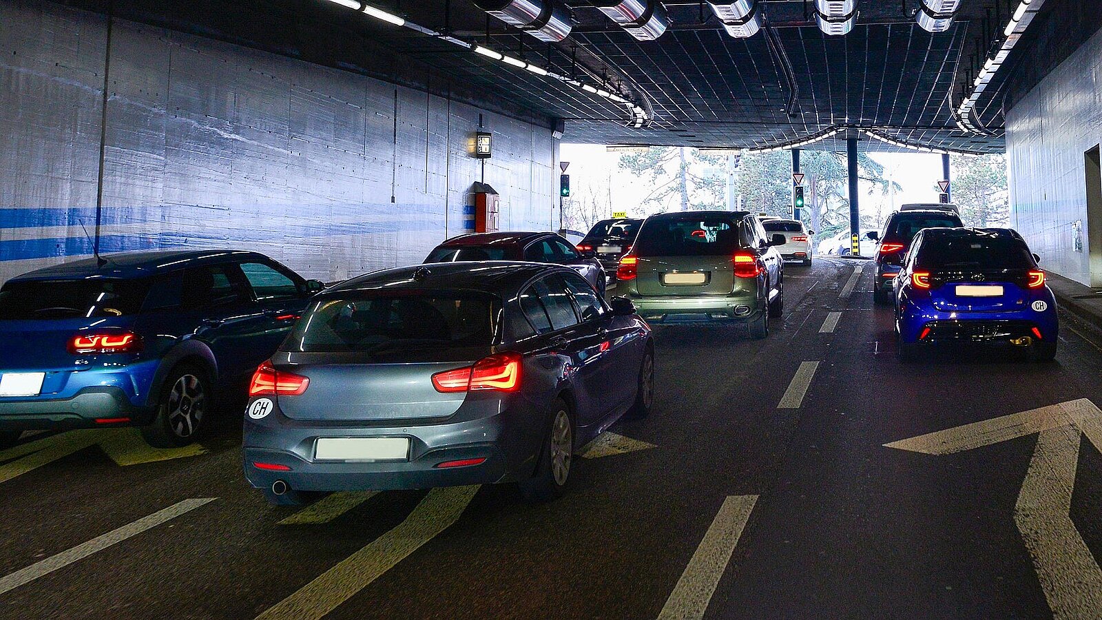 stehende Autos am Ende des Milchbucktunnels