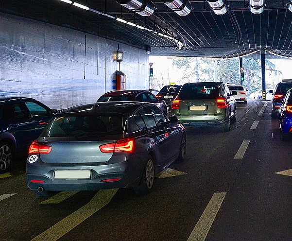 stehende Autos am Ende des Milchbucktunnels