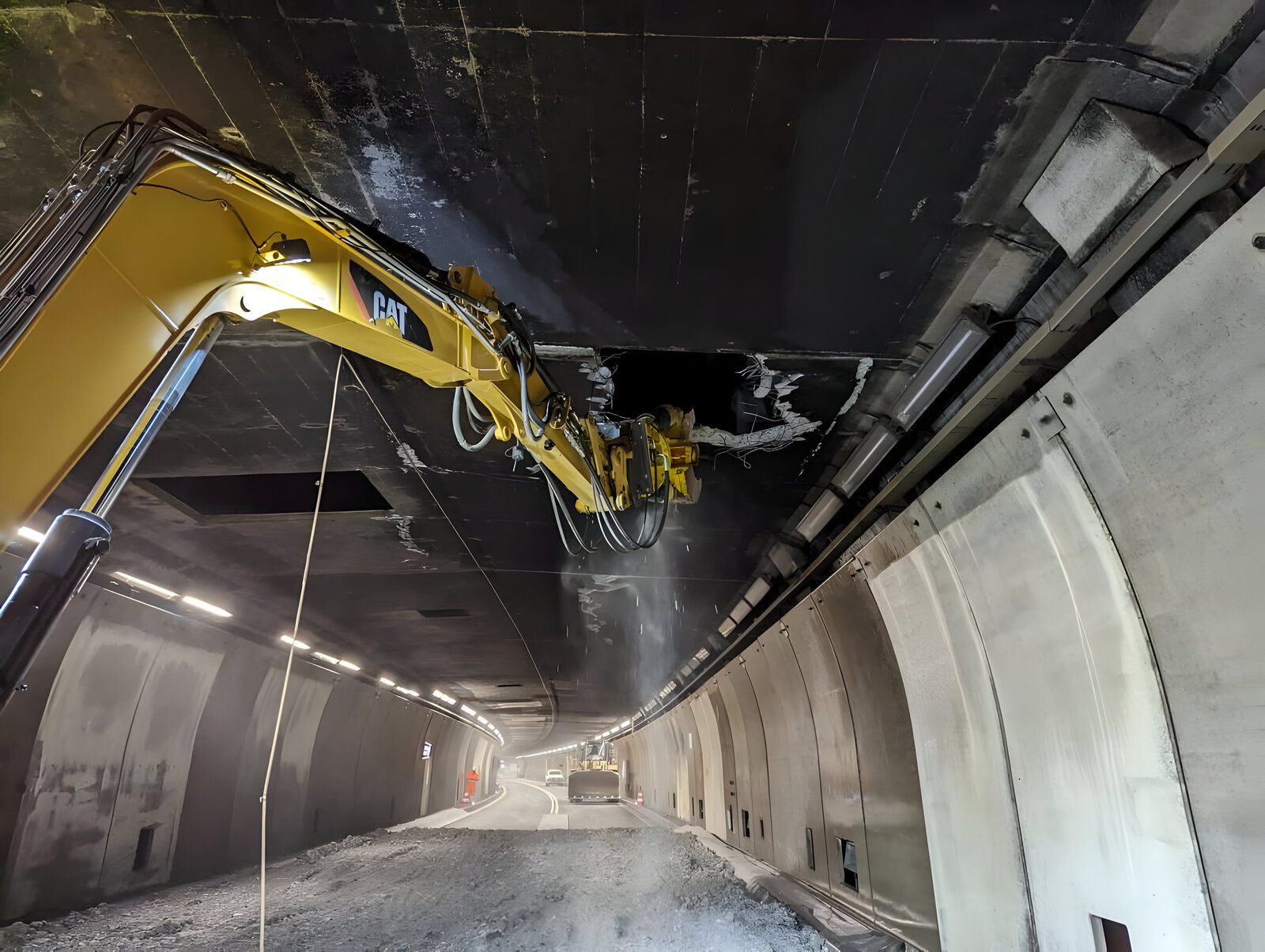 In der Nacht wurde die defekte Zwischendecke im Gotthard-Strassentunnel entfernt.