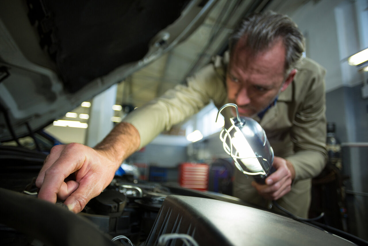 Bei grösseren Defekten sollte man das Fahrzeug lieber einem Profi in der Werkstatt zeigen. Bild: Freepik