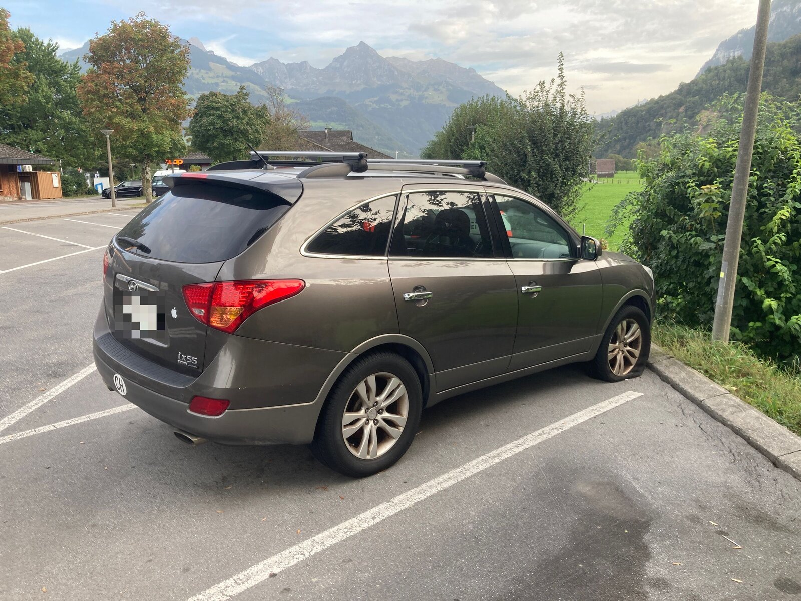 Auto auf Parkplatz mit plattem Reifen