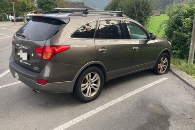 Auto auf Parkplatz mit plattem Reifen